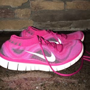 nike flyknit hot pink
